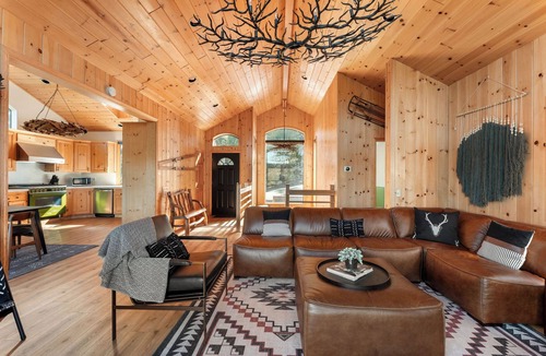 Running Springs Cabin | Timber Cliff Lodge - Luxury 3-bedroom cabin with expansive views
