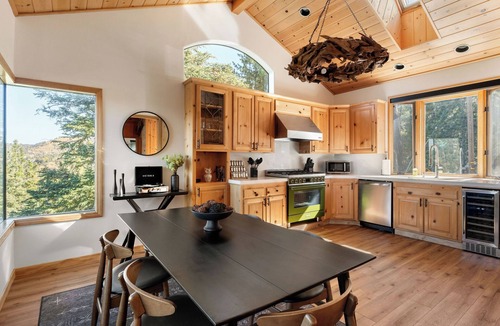 Running Springs Cabin | Timber Cliff Lodge - Luxury 3-bedroom cabin with expansive views