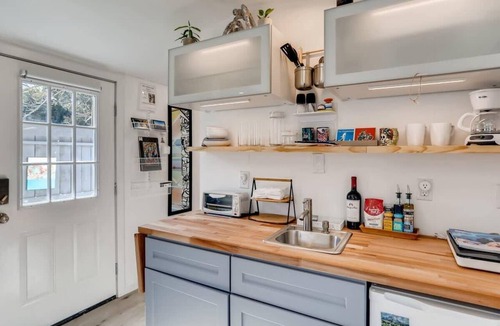 Southeastern Sacramento Apartment | TINY ART HOUSE near the beat