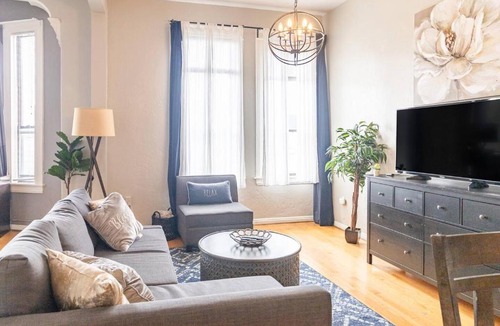 Gaslamp Quarter Hotel | Top Floor Walk to Conv Center Free Parking