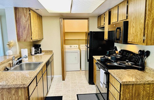 Reno/Tahoe Airport Apartment | Tranquil Green Hideaway/2Baths/Sleeps 7