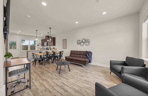 Reno/Tahoe Airport House | Tranquil Haven|2 BR| 2.5 Baths|3TVs|Sleeps 7