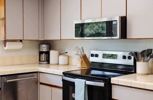 College West House | Tranquil Oasis: 4-Bedroom Retreat with Pool