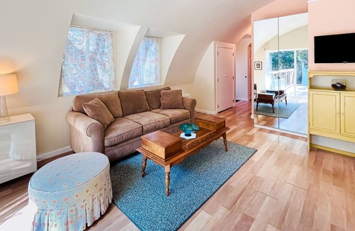 Petaluma House | Treescape | Unique house in Petaluma with a large deck & open-concept layout