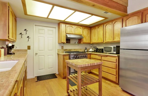 Upper Moonridge Cabin | Treetop Views Retreat at Big Bear w/Pool Table