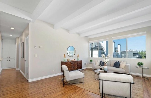 Venice Apartment | Two Bedroom Beachside Residence with Rooftop Views