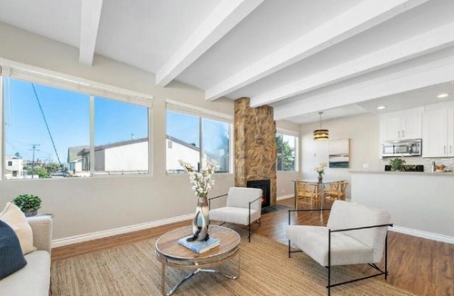 Venice Apartment | Two Bedroom Beachside Residence with Rooftop Views