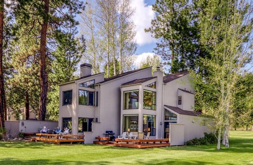 Black Butte Ranch Condo | Two-level condo with mountain & lake views, shared pool, hot tub, & tennis