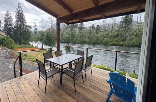 Vida House | Two Master Suites and a Hot Tub on the River