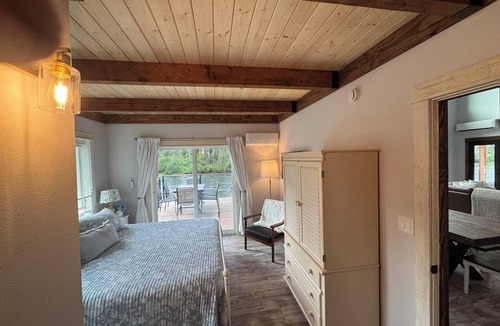 Vida House | Two Master Suites and a Hot Tub on the River
