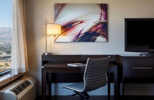 Milpitas Hotel | Two Miles Away From The Great Mall of the Bay Area | Relaxing Hotel w/Gym