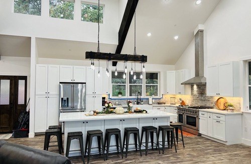 Murphys House | Ultimate Group Getaway: Swimming Pool, Game Room, Bocce & Mountain Views!