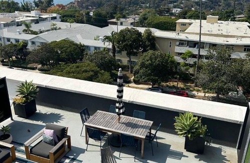 North of Montana Apartment | Unaluma 2BR Retreat Santa Monica Prime Location