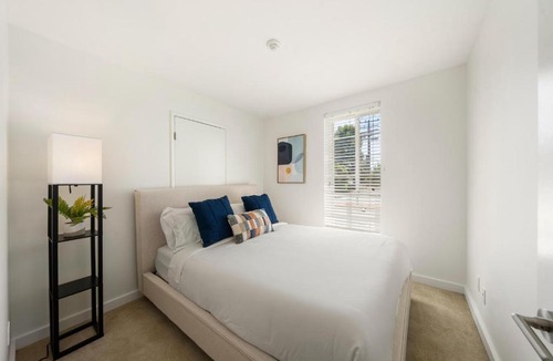 North of Montana Apartment | Unaluma 2BR Retreat Santa Monica Prime Location