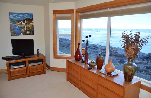 Seaside House | Unbelievable panoramic views of ocean and mountains.