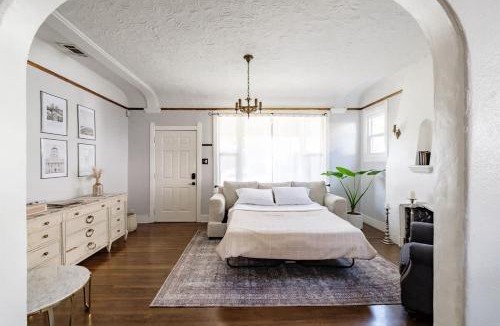 Central Sacramento House | Unique Bungalow w/hot Spa in DT