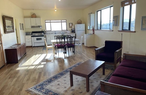 Hopland House | Upstairs Apartment on Nature Retreat
