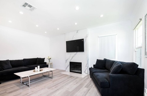 Crescenta Highlands House | Vacation in style! Modern 3bd/2 bath centrally located private home.