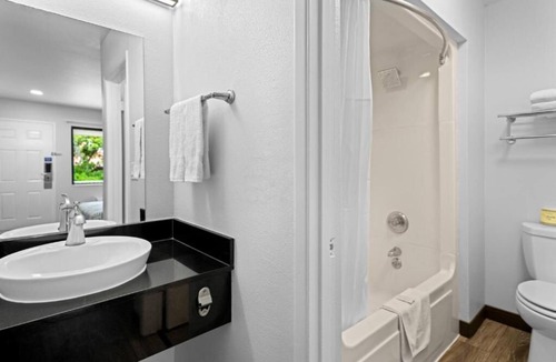 North Fremont Street Hotel | Vagabond Inn - Monterey