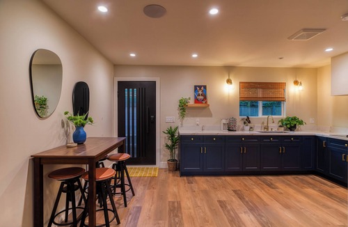 Sun Valley House | Valley Pocket: Your Chic LA Getaway with Private Patio & Amenities Galore!