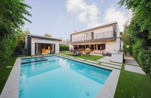 Sherman Oaks House | Varna Villa - Charming Sherman Oaks Retreat with Private Patio & Spa