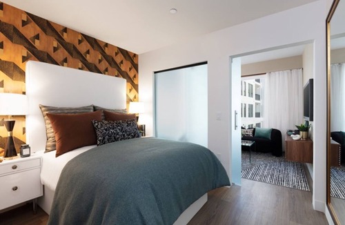 Menlo Park Hotel | Vasara Menlo Park: Chic 1BR Getaway with Pool & Fitness