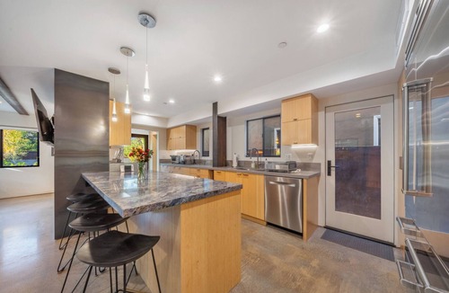 Venice House | Venice Beach Luxury 5BR/5BA w/Fire pits, Decks, Projection Screen Steps to Sand