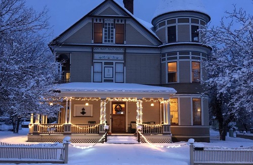 Yreka House | Victorian Mansion Newly Renovated. Sleeps 16. Two kitchens.