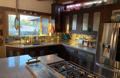 Cave Creek House | ❤️ VIEWS-pool- Jacuzzi - boulders - private walk to town. Unique new renovation