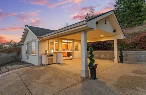 Medford Apartment | Viewtacular 1-bedroom studio with Lazy Lagoon Pool in East Medford