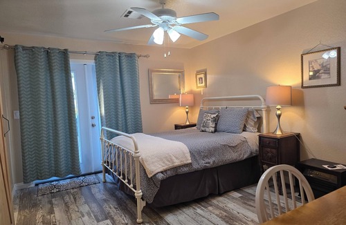 Templeton House | Vineyard & Valley View Cottage w/hot tub Tranquil Farmhouse w/stunning sunsets.