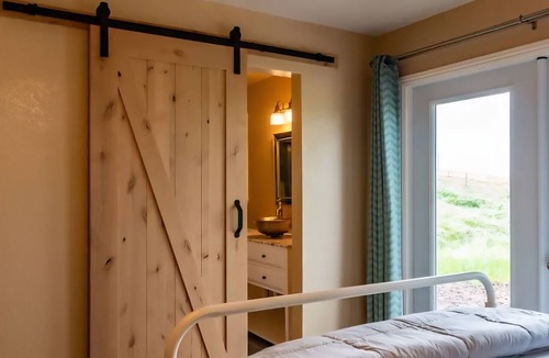 Templeton House | Vineyard & Valley View Cottage w/hot tub Tranquil Farmhouse w/stunning sunsets.
