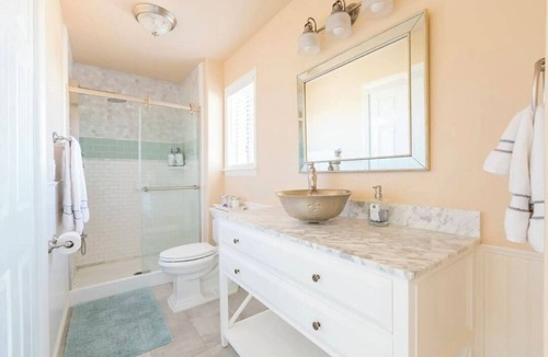 Templeton House | Vineyard & Valley View Cottage w/hot tub Tranquil Farmhouse w/stunning sunsets.