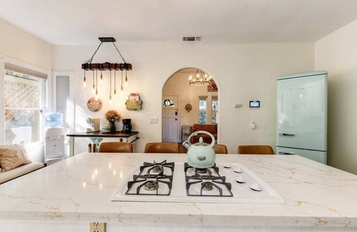 Los Cerritos House | Vintage 50s Victorian Styled Apt in Old Roseville