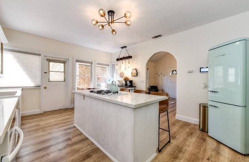 Los Cerritos House | Vintage 50s Victorian Styled Apt in Old Roseville