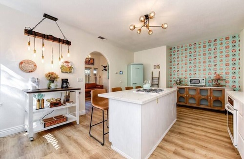 Los Cerritos House | Vintage 50s Victorian Styled Apt in Old Roseville