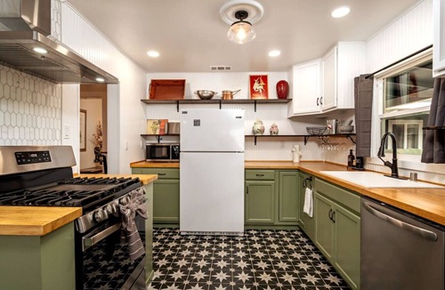 Murphys House | Vintage Vine House Retreat~ walk to Main St!