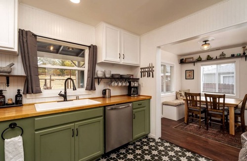 Murphys House | Vintage Vine House Retreat~ walk to Main St!