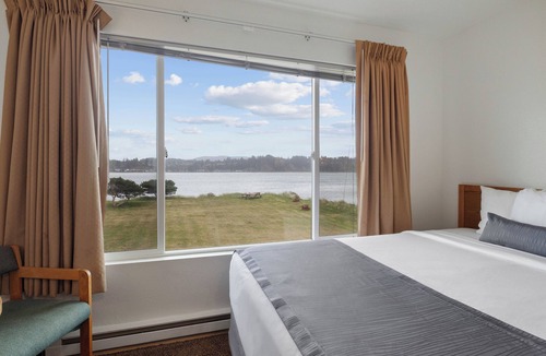 Bayshore Resort | Waldport Bayfront Hotel and Restaurant