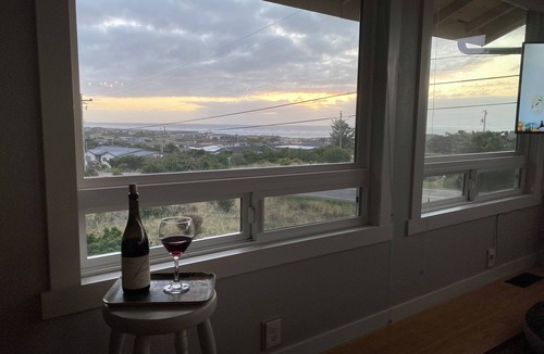 Bayshore House | Waldport Ocean View home – 2 Bedrooms + Open Lounge, Sleeps 7