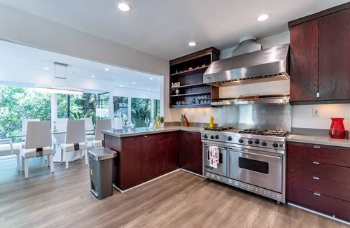 Los Angeles House | Walk 2 Universal Studios + Gated Pet Friendly