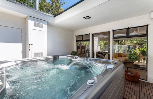Los Angeles House | Walk 2 Universal Studios + Gated Pet Friendly