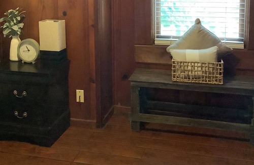Victor House | Walk to award winning wineries! East Lodi, Charming 2 bedroom Cottage