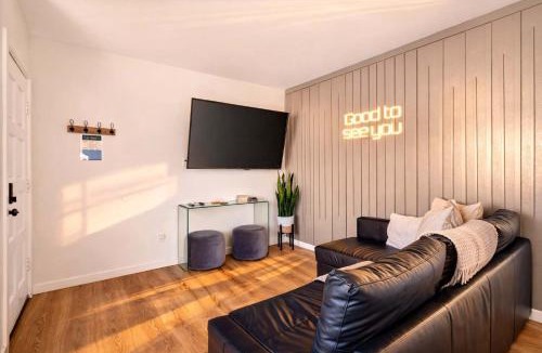 Ocean Beach Apartment | Walk to beach Central