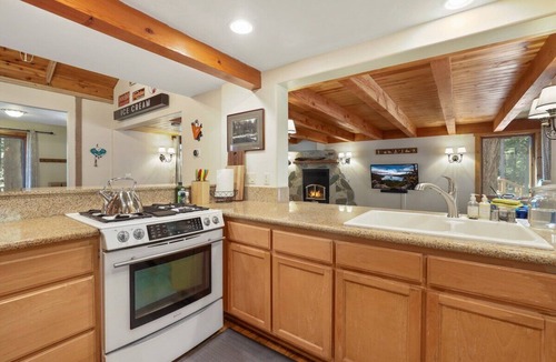 Chamberlands House | Walk to Beach Family Cabin | BBQ | Hammocks