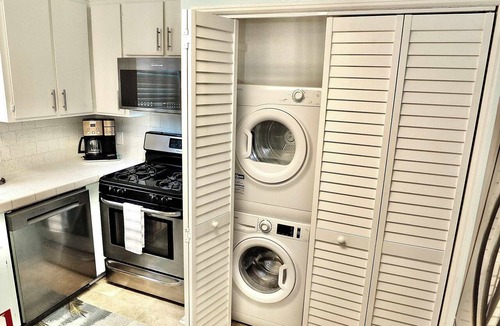 Naples Condo | Walk to Beach, Tropical Patio, World Cup, Sleeps 5