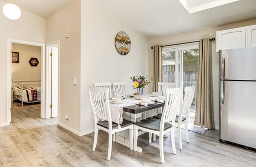 Seaside Cottage | Walk to Seaside Beach: Vacation Rental Cottage!
