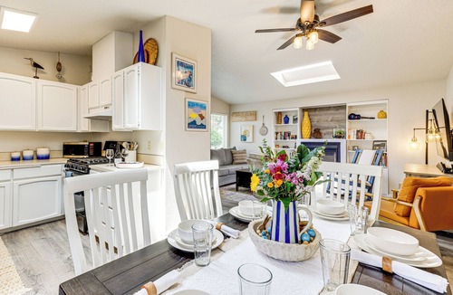 Seaside Cottage | Walk to Seaside Beach: Vacation Rental Cottage!