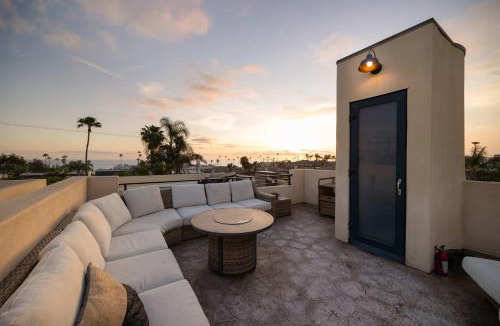 Townsite House | Walk to the Beach Luxury Roof Deck Sunset View