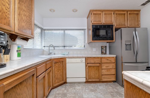 Elk Grove House | Warm and Sweet 3B2B house next to parks